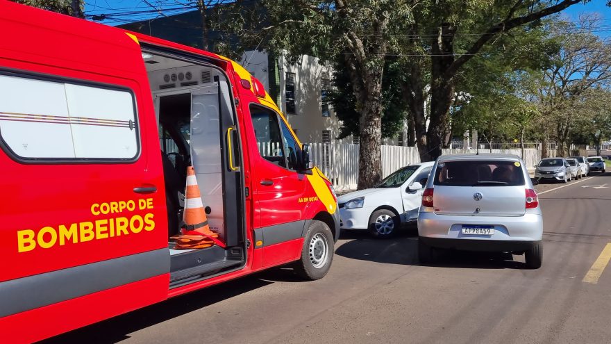 Bombeiros atendem vítima de colisão entre Clio e Fox no Bairro Santo Onofre
