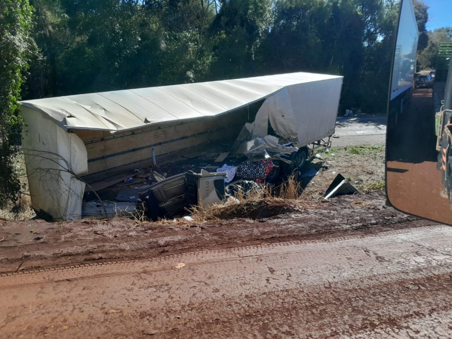Caminhoneiro fica preso nas ferragens após batida com cinco veículos na BR-369