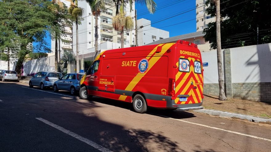 Mulher ferida é socorrida pelo Siate no bairro Country