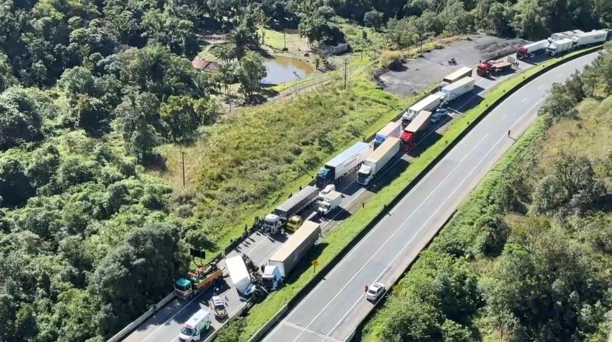 Imagens aéreas mostram local de acidente fatal na BR-116 e longa fila de veículos