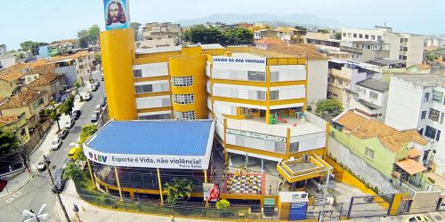 Menina de 13 anos é baleada em escola na zona norte do Rio Imagem referente a Menina de 13 anos é baleada em escola na zona norte do Rio