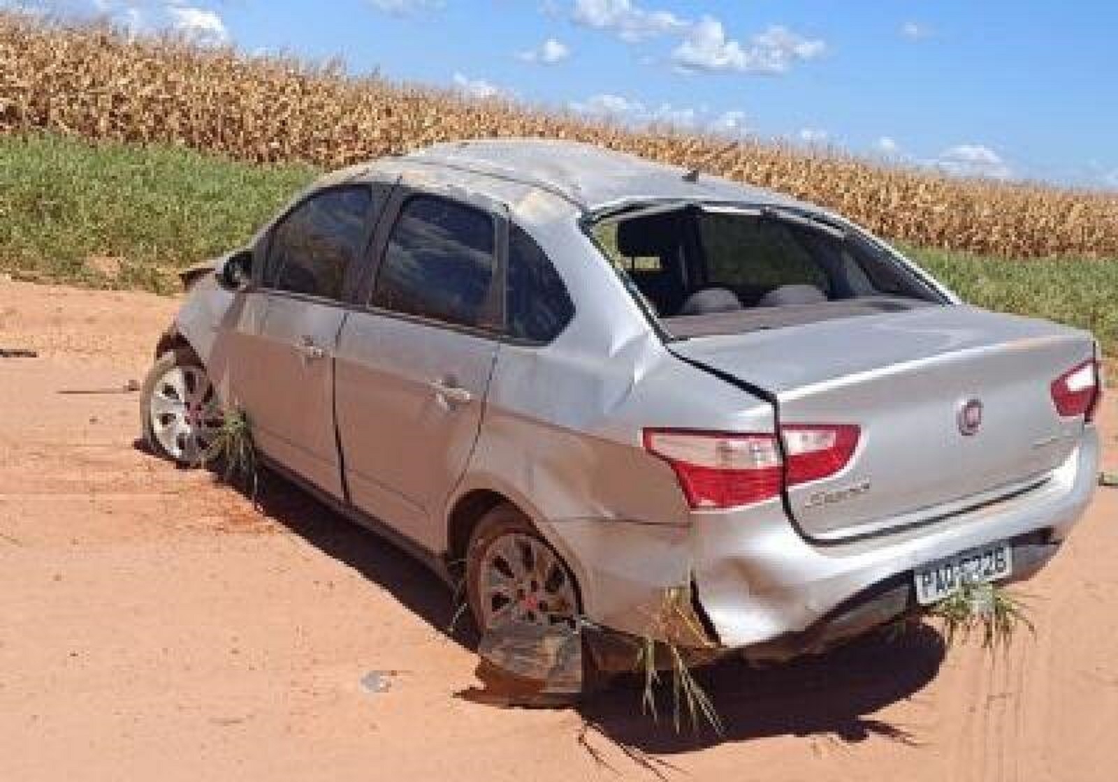 Adolescente de 13 anos pega carro escondido do pai e morre em capotamento