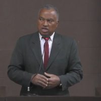 Morador paga o pato no pedágio! Cidão exige apoio do governo para aliviar bolso Imagem referente a Morador paga o pato no pedágio! Cidão exige apoio do governo para aliviar bolso