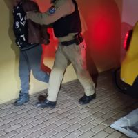 Imagem referente a Homem suspeito de bater na própria filha é detido pela PM no Riviera