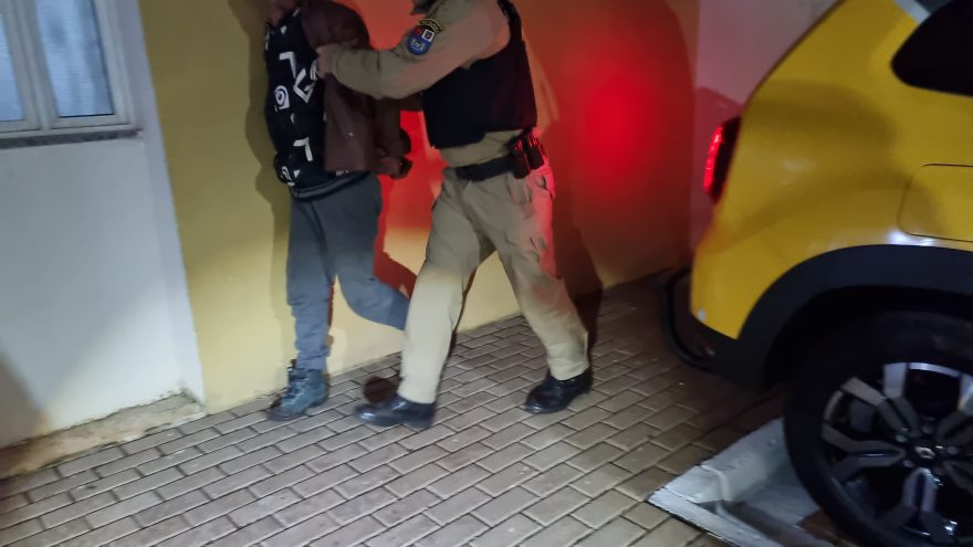 Homem suspeito de bater na própria filha é detido pela PM no Riviera