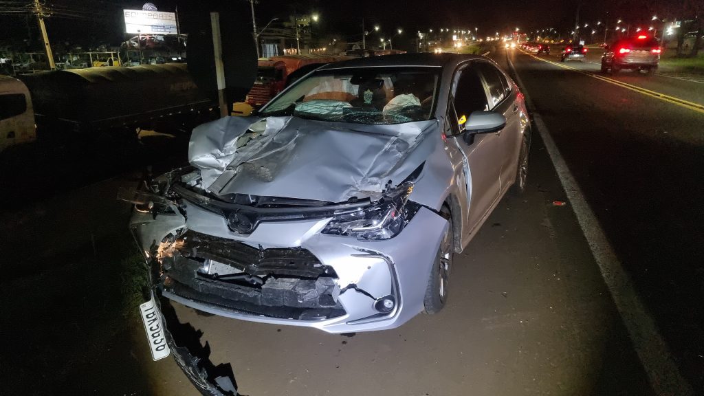 Corolla se envolve em forte batida na BR-277 e airbags são acionados