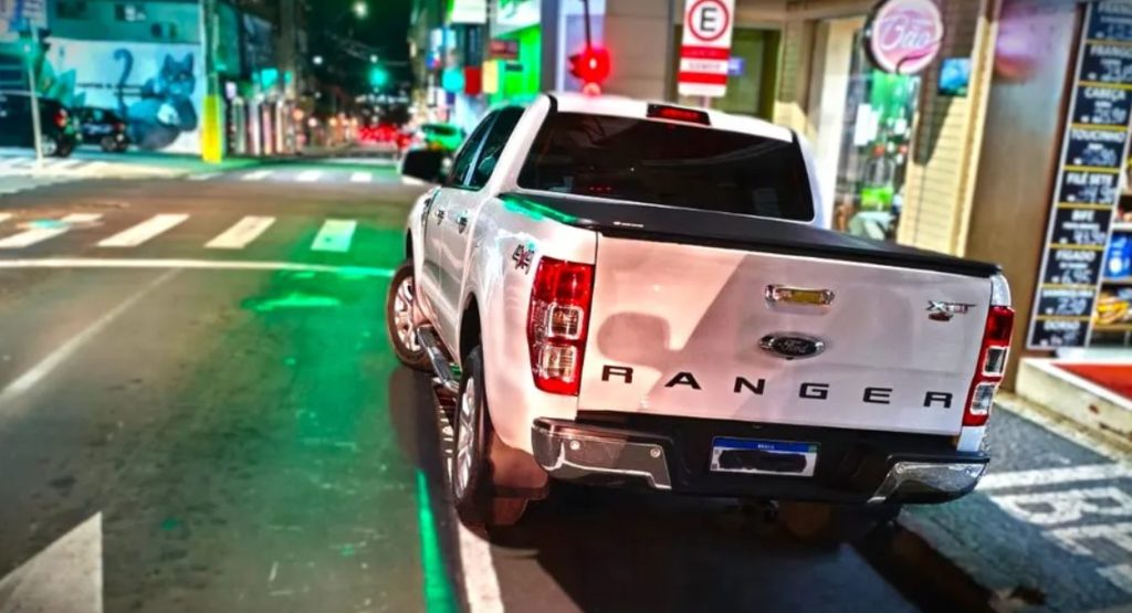 Em Ponta Grossa, retrovisor de caminhonete acerta cabeça de pedestre