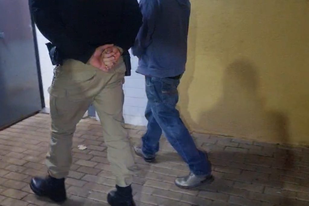 Suspeito de bater nos filhos e ameaçar atear fogo na casa é detido pela PM no Bairro Cascavel Velho