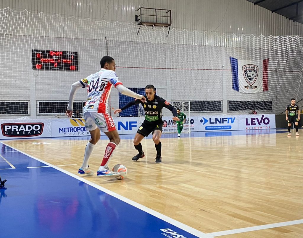 Pela LNF, Cascavel Futsal abre 2 a 0, mas leva virada do Praia Clube e perde por 3 a 2