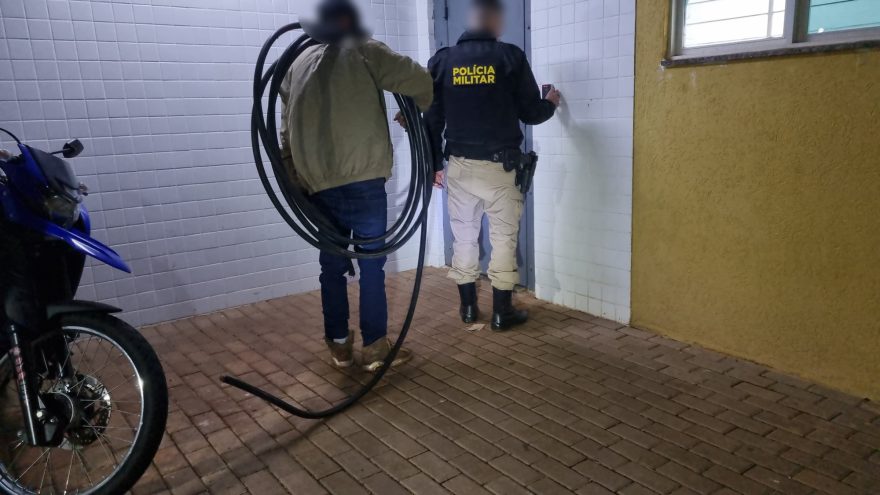 Homem é surpreendido pela polícia ao sair de obra com fios de cobre furtados no Alto Alegre