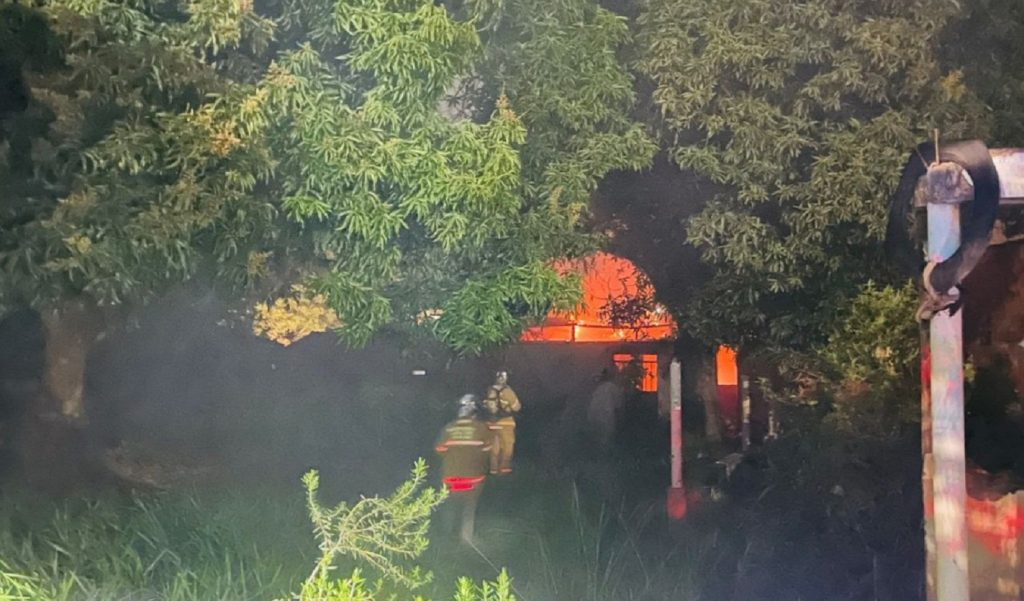 Incêndio consome residência de madeira em Goioerê