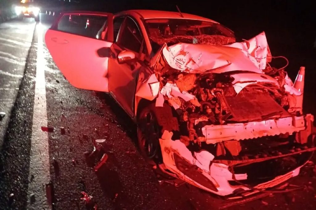 Colisão entre Ford Fiesta e caminhão deixa uma vítima na BR-376