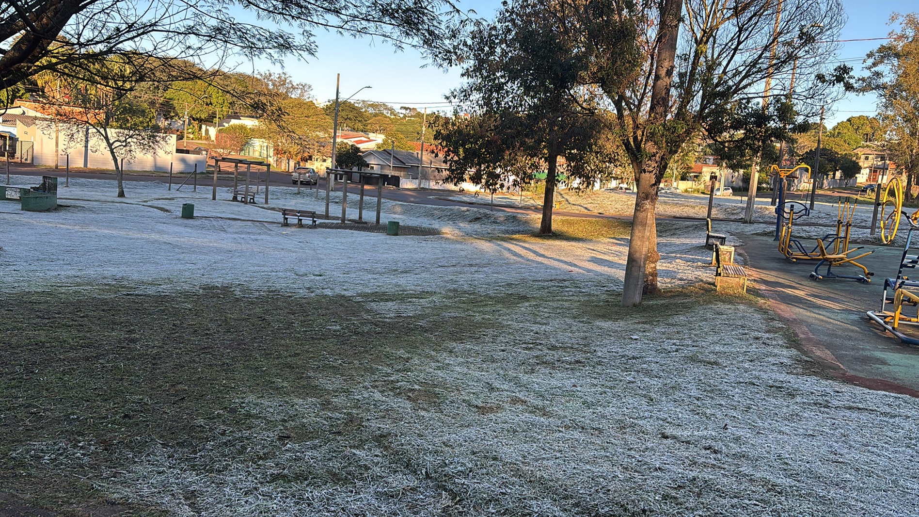 Clima 'esquenta' mas Cascavel amanhece branca de geada
