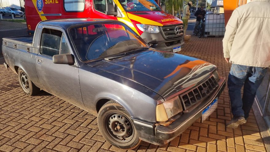 Colisão entre bicicleta e Chevy 500 deixa jovem ferido no Jardim Aclimação