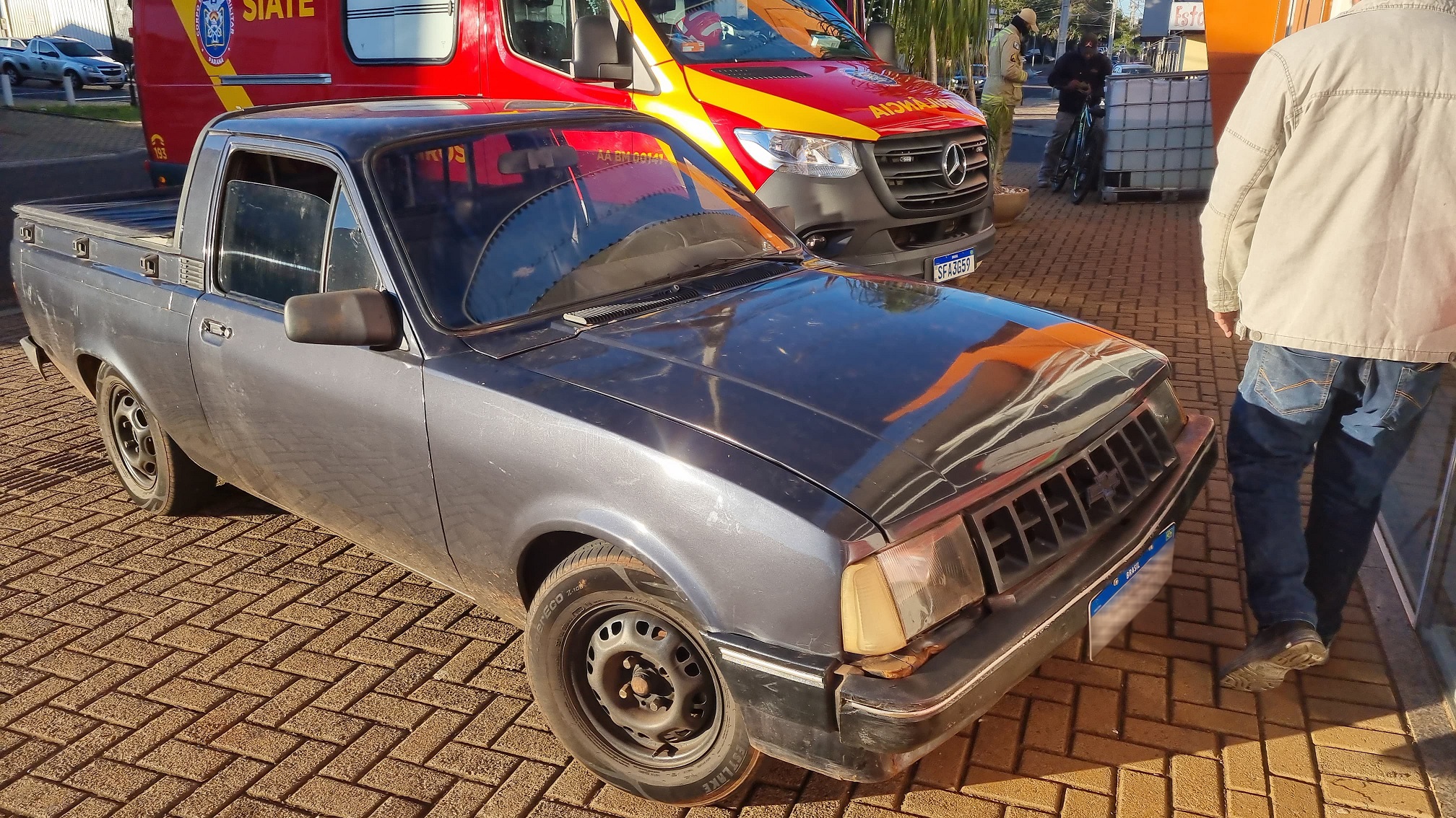 Colisão entre bicicleta e Chevy 500 deixa jovem ferido no Jardim Aclimação