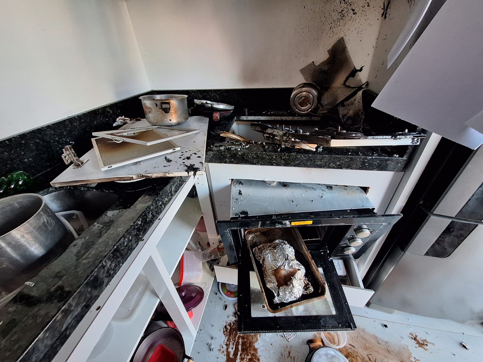Explosão em casa por mangueira de gás velha leva a alerta do Corpo de Bombeiros