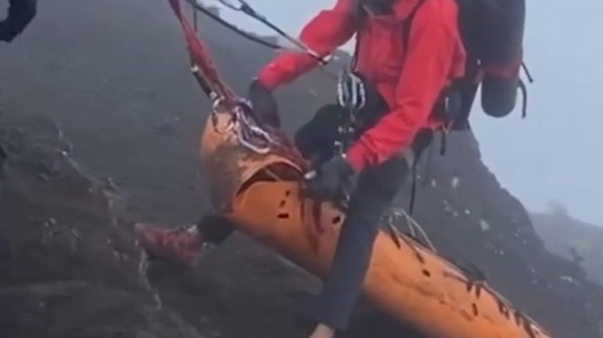 Veja momento em que corpo de Juliana Marins é resgatado de vulcão na Indonésia