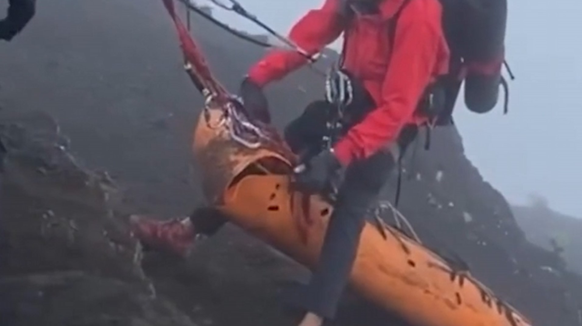 Veja momento em que corpo de Juliana Marins é resgatado de vulcão na Indonésia