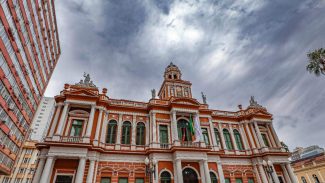 Nível do Rio Guaíba extrapola cota de inundação em Porto Alegre