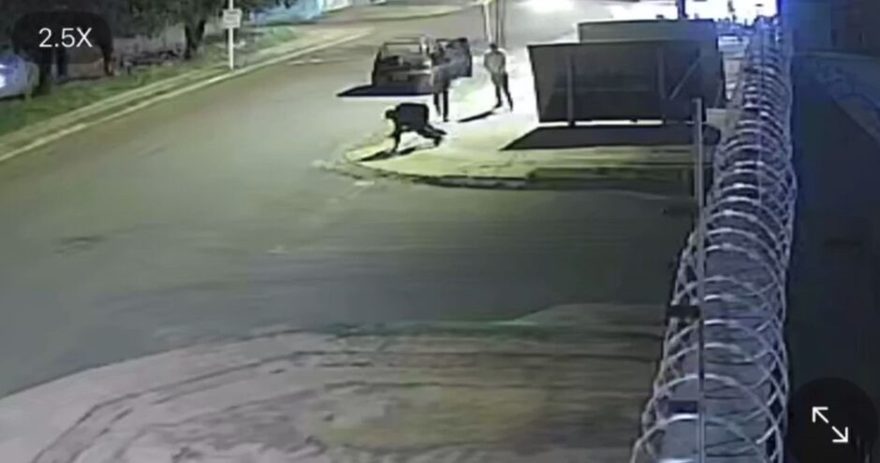 Câmera flagra execução de dono de loja; carro de fuga é incendiado