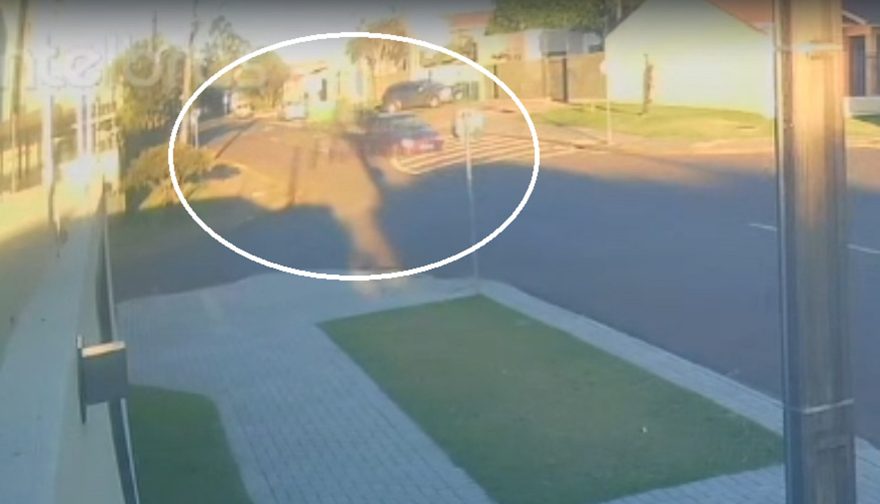 Câmera mostra momento em que ciclista é atingido por veículo no Pioneiros