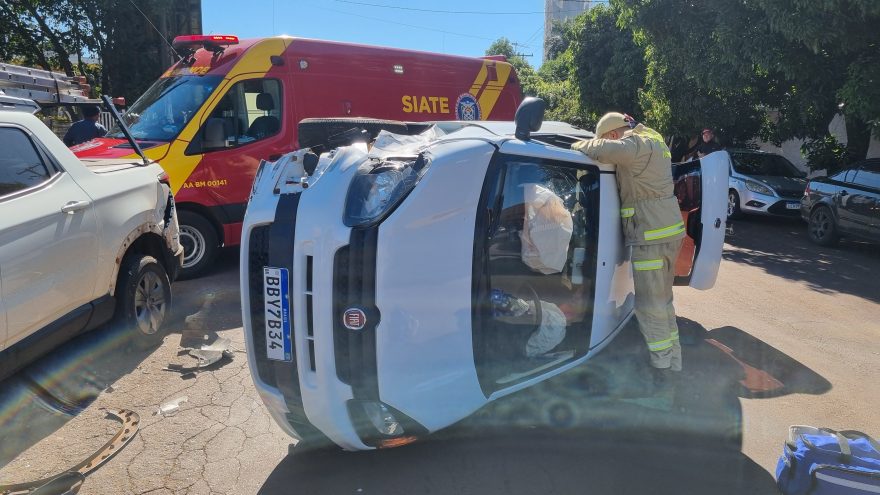 Carro tomba após colisão na Rua Pio XII e vítima fica enclausurada