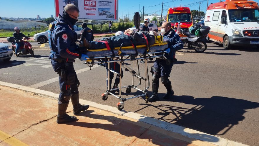 Motorista de Fiesta sofre mal súbito, atinge patinete e caminhão na Avenida Tito Muffato