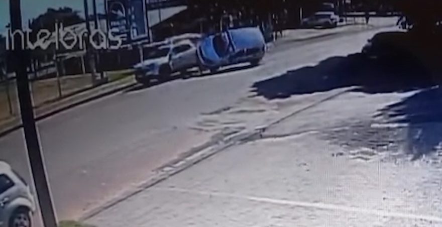 Câmera mostra Uno tombando após bater em Toro estacionada no Bairro Neva, em Cascavel