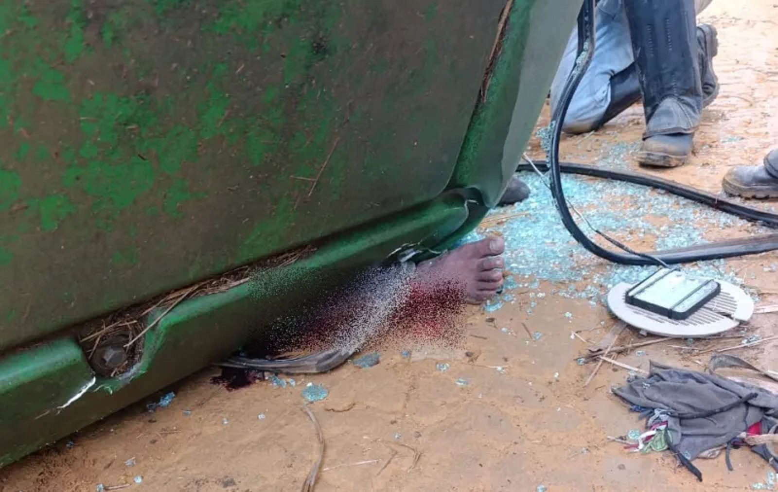 Trator tomba na ladeira e motorista tem perna dilacerada 