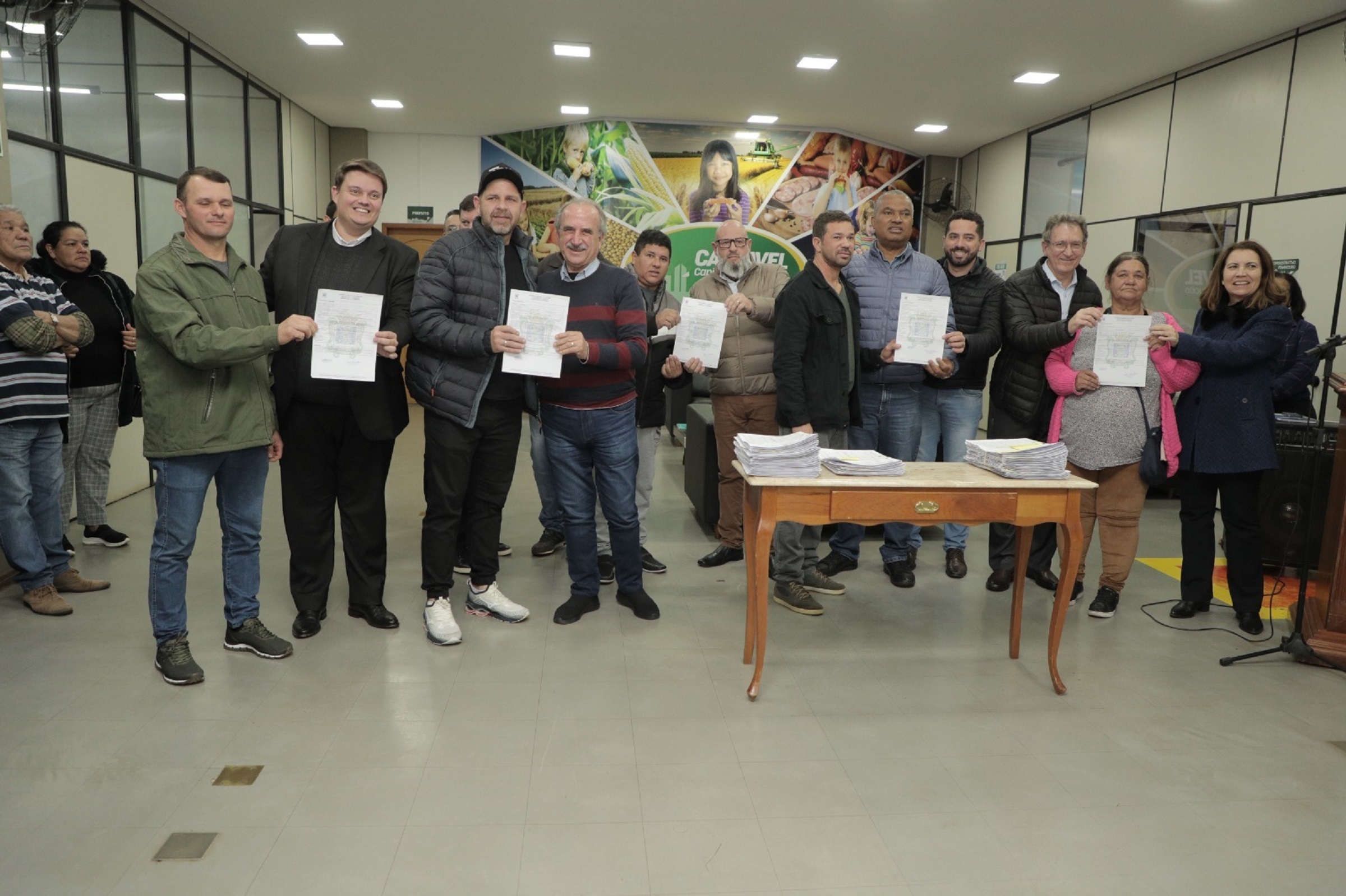 Comércio ambulante em Cascavel ganha força com a entrega de 56 alvarás pela prefeitura Comércio ambulante em Cascavel ganha força com a entrega de 56 alvarás pela prefeitura