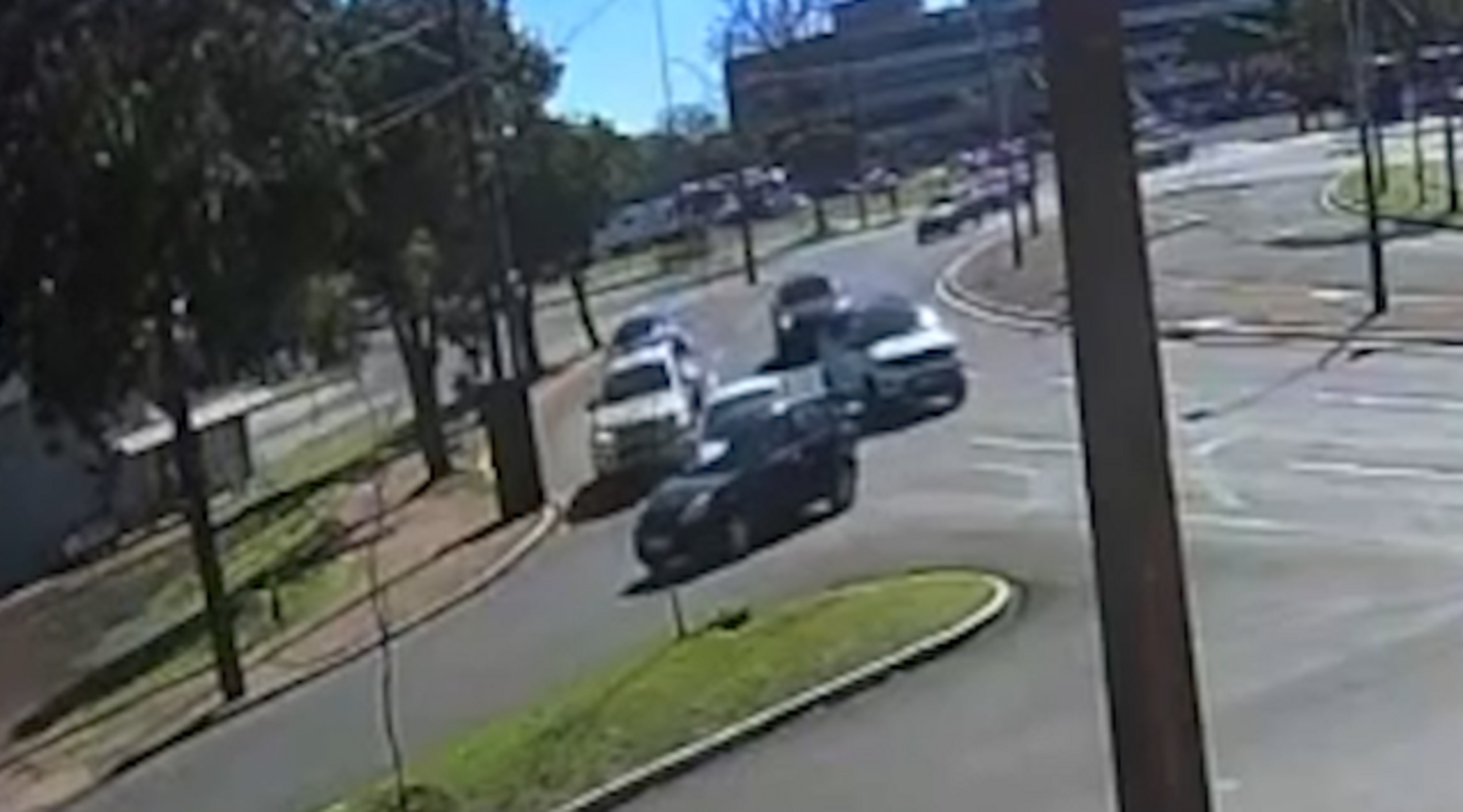Câmera registra acidente entre dois carros na Praça da Bíblia Câmera registra acidente entre dois carros na Praça da Bíblia