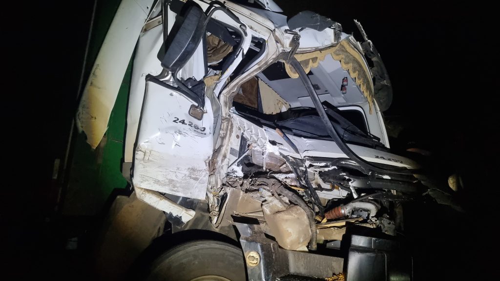 Cabine de caminhão fica destruída em forte batida na BR-163, em Cascavel