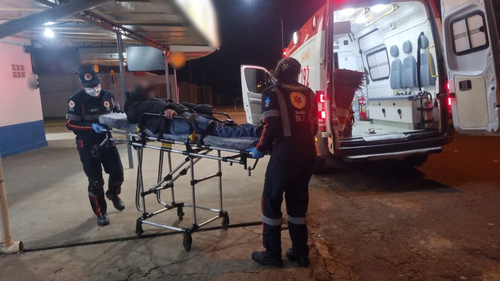 Sem forças para levantar, homem é socorrido na calçada de bar no Bairro Parque São Paulo