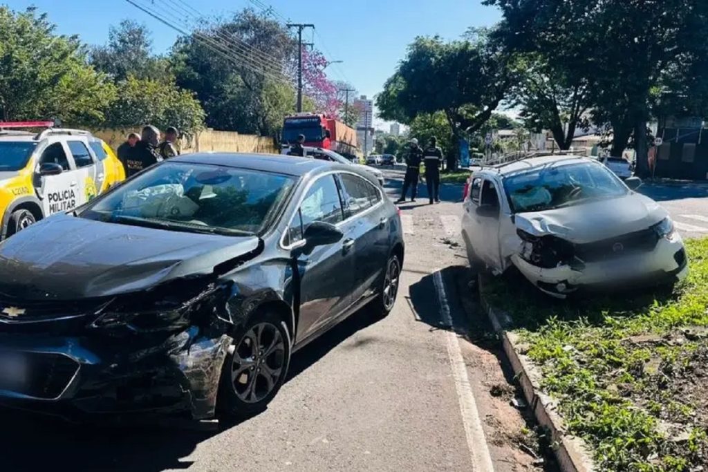 Colisão entre carros deixa idosa de 79 anos ferida em Umuarama