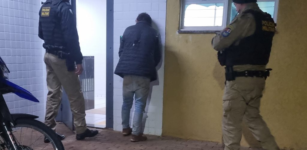Homem é detido pela PM ao ser flagrado tentando furtar cadeiras em residência no bairro Cancelli