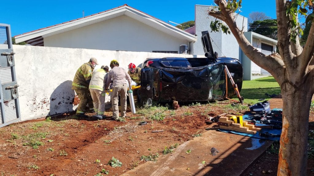 Jovem fica ferida após capotar carro depois de colisão em Campo Mourão
