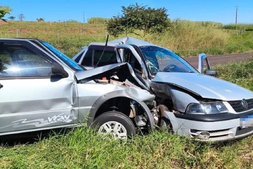 Três pessoas ficam feridas em forte colisão entre carros na PR-182
