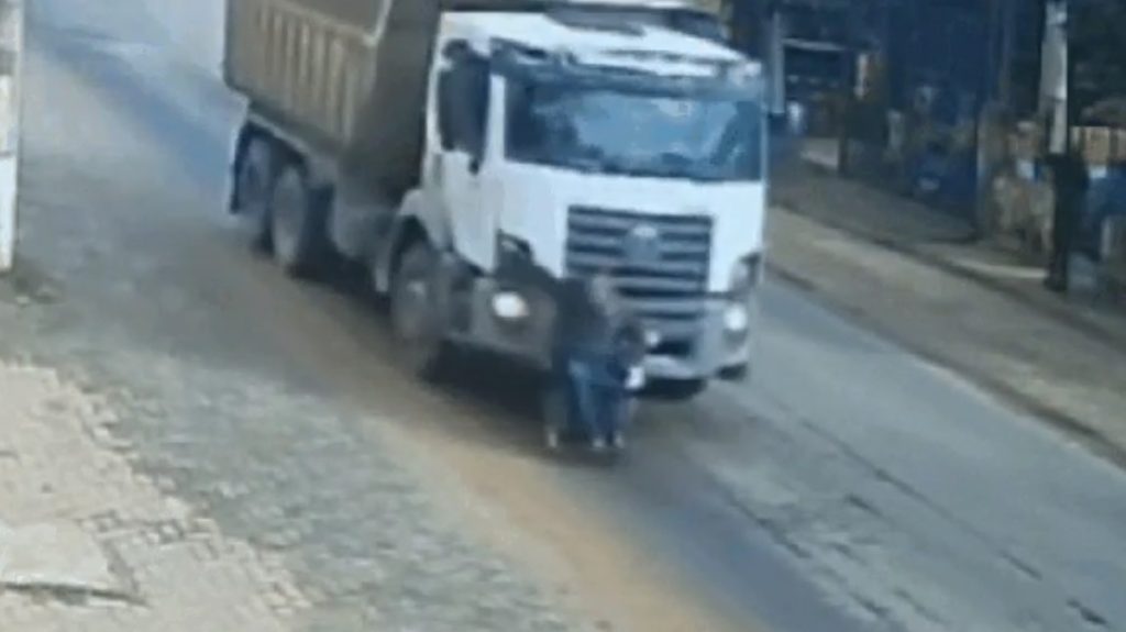 Vídeo: cadeirante de 68 anos é arrastado por caminhão no RS, mas escapa ileso