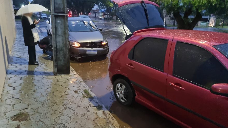 Mais um acidente é registrado na rotatória da Rua Manaus, no Bairro Tropical