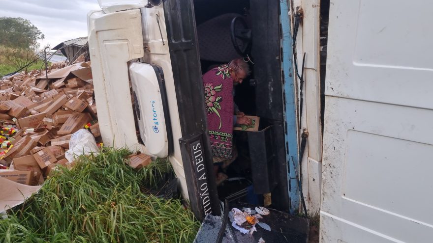 Motorista fica ferido ao tombar caminhão na BR-163, em Cascavel