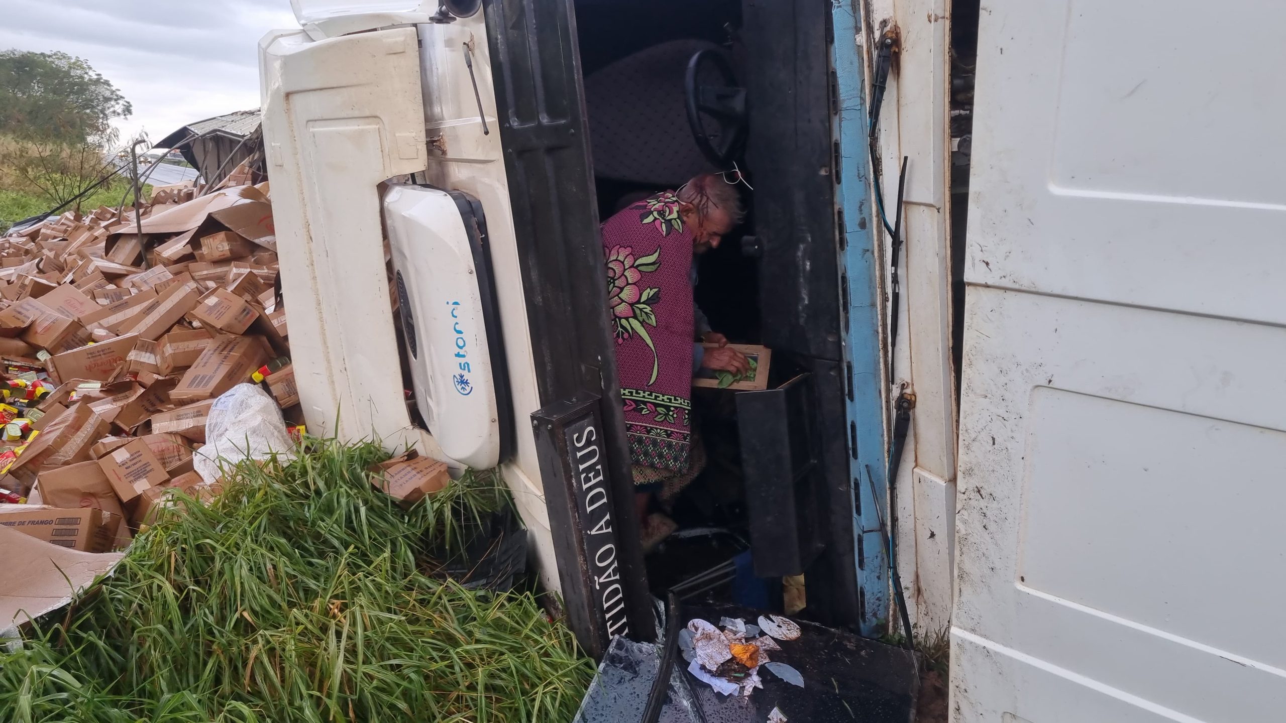Motorista fica ferido ao tombar caminhão na BR-163, em Cascavel