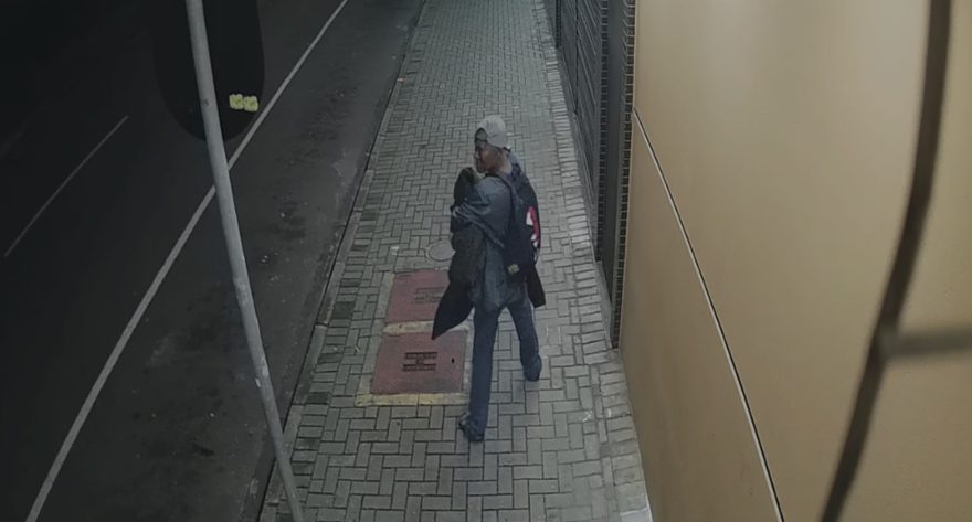 Polícia pede ajuda para identificar suspeito de matar homem no Centro de Curitiba