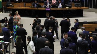 Governo ainda avalia se vai ao Supremo por IOF, diz AGU