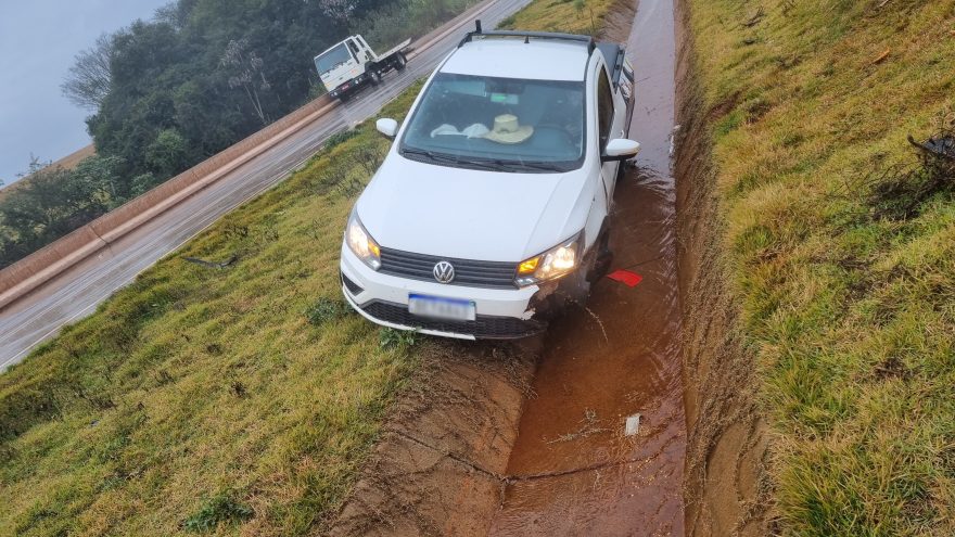 Saveiro aquaplana na BR-163 e vai parar em canteiro do Contorno Oeste