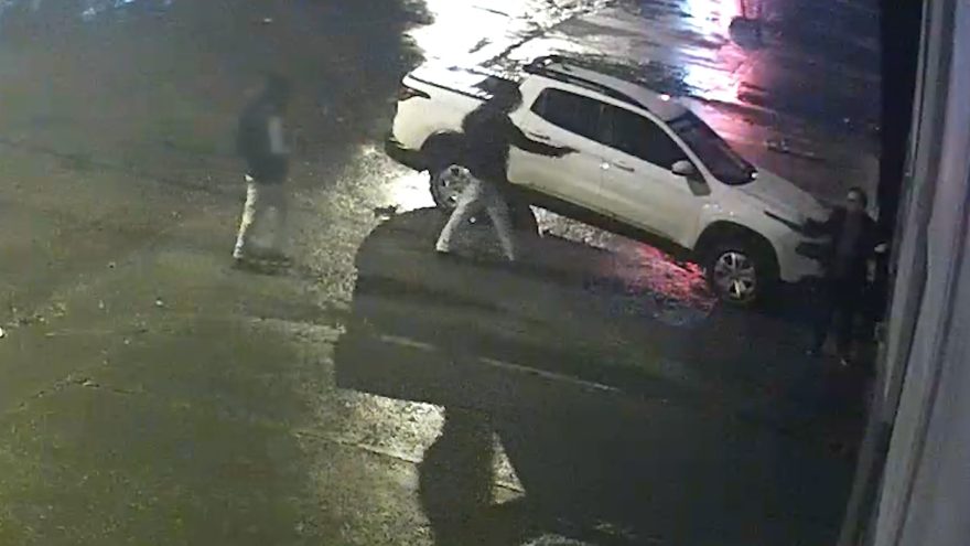 Empresário é rendido por assaltantes armados em Cascavel; Caminhonete e televisores são roubados