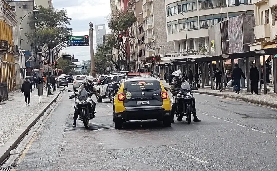 Homem em situação de rua é esfaqueado após discussão na Praça Tiradentes, em Curitiba