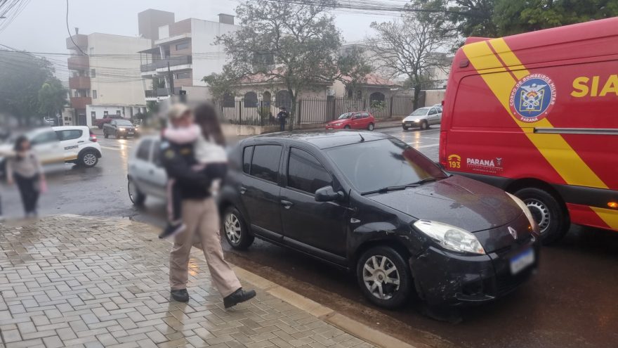 Colisão entre Sandero e Celta deixa três feridos e provoca danos consideráveis aos veículos
