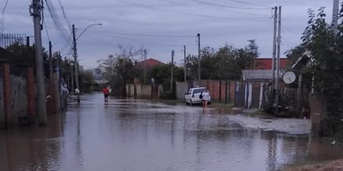 Vulnerável a cheias, ilha de Porto Alegre é atingida por chuvas Imagem referente a Vulnerável a cheias, ilha de Porto Alegre é atingida por chuvas