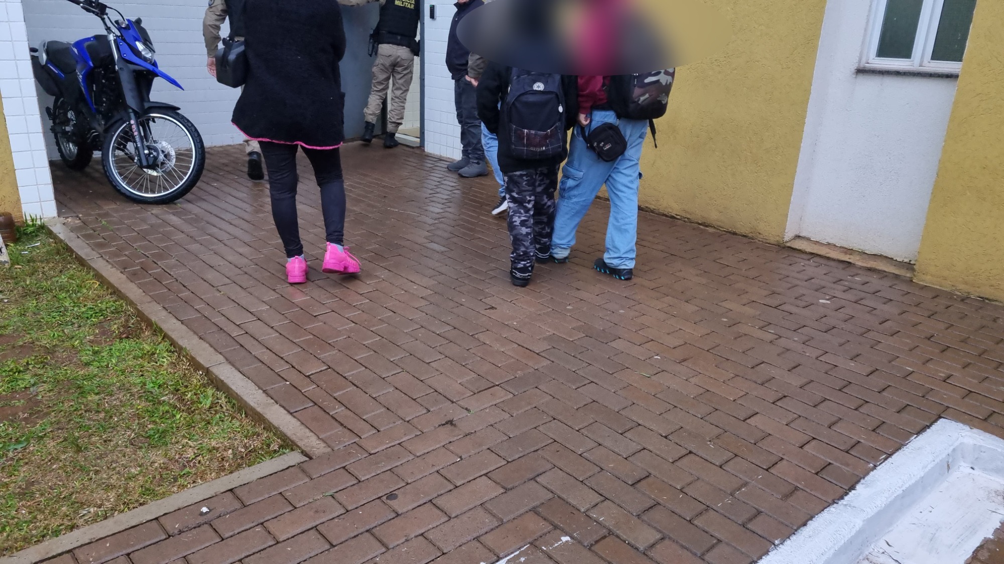 PM atende chamado em colégio: trio de alunos pego com cigarro eletrônico