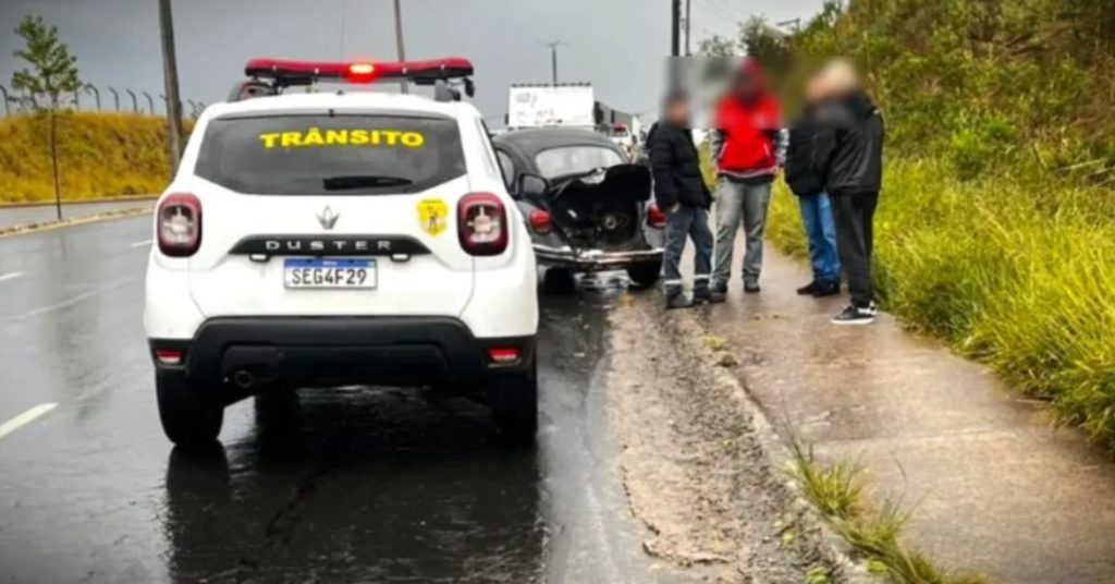 Homem fere a cabeça após colisão entre Fiesta e Fusca